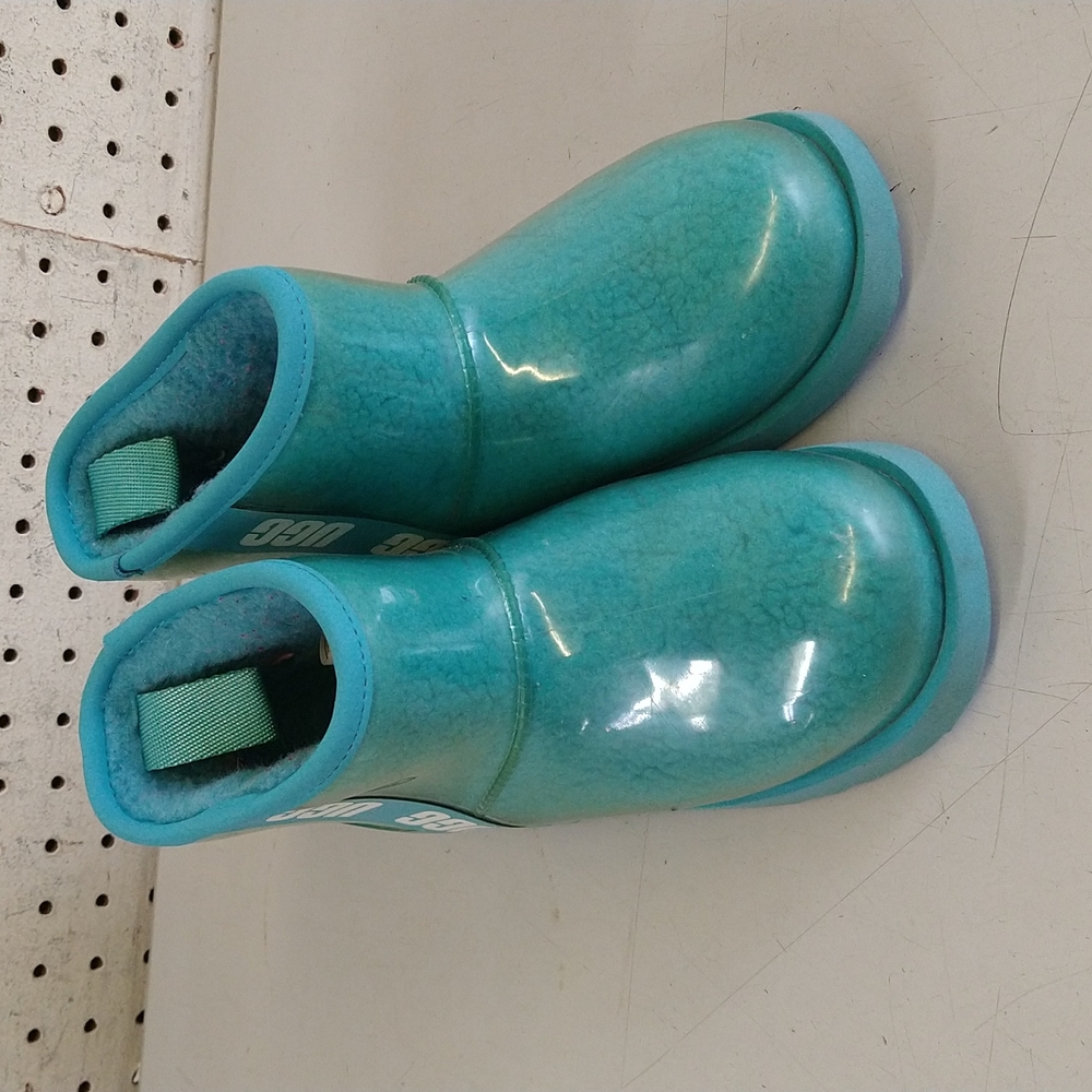 Girls clear blue waterproof mini uggs ok condition